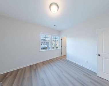 411 Summit View Lane - Photo Thumbnail 9