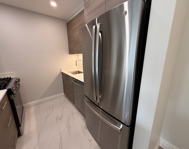 West 48th Street - Photo Thumbnail 10
