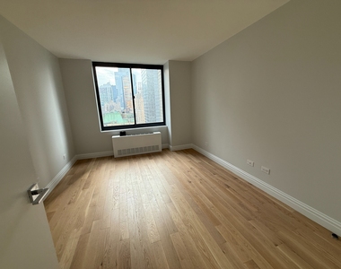 West 48th Street - Photo Thumbnail 3