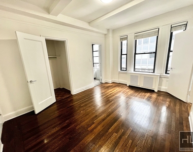 East 46 Street - Photo Thumbnail 5