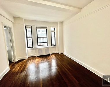 East 46 Street - Photo Thumbnail 7