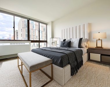 West 43 Street - Photo Thumbnail 3