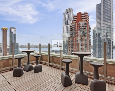 West 43 Street - Photo Thumbnail 13