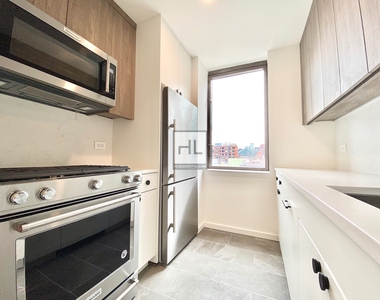 West 43 Street - Photo Thumbnail 4