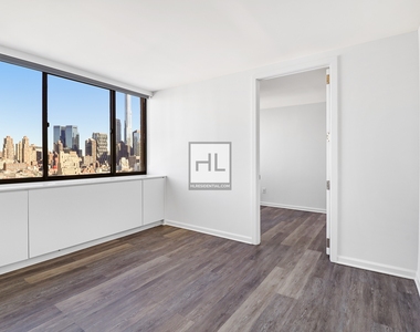 West 43 Street - Photo Thumbnail 6
