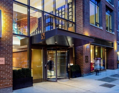 West 52nd Street - Photo Thumbnail 4