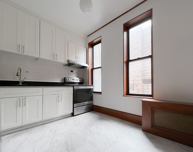 Metropolitan Avenue - Photo Thumbnail 2