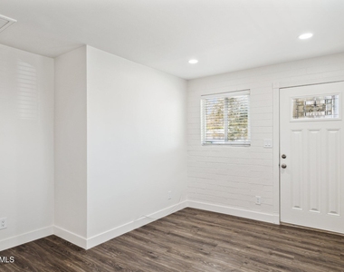 1542 E Turquoise Avenue - Photo Thumbnail 2