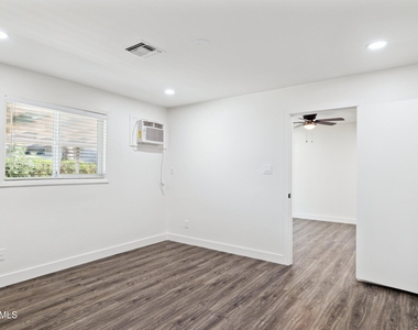 1542 E Turquoise Avenue - Photo Thumbnail 12