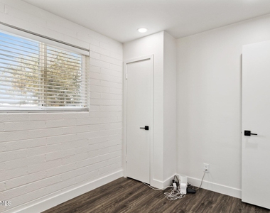 1542 E Turquoise Avenue - Photo Thumbnail 18