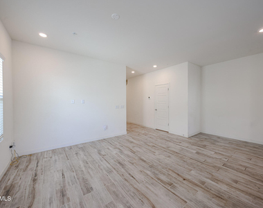 2236 W Laurie Lane - Photo Thumbnail 7