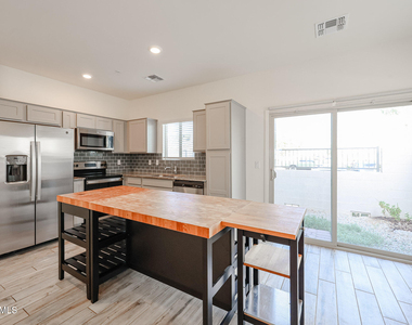 2236 W Laurie Lane - Photo Thumbnail 9