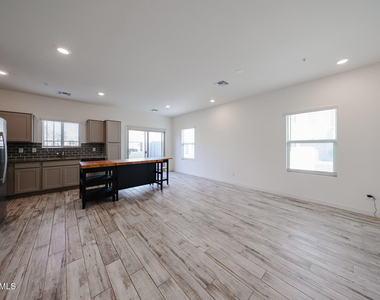 2236 W Laurie Lane - Photo Thumbnail 5