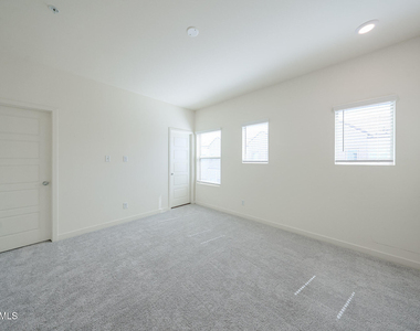2236 W Laurie Lane - Photo Thumbnail 23