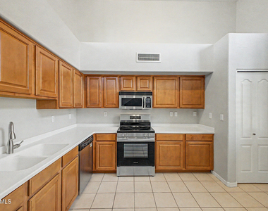 712 S Beck Avenue - Photo Thumbnail 9