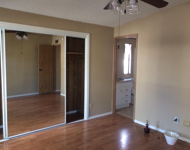 1807 E Augusta Avenue - Photo Thumbnail 49
