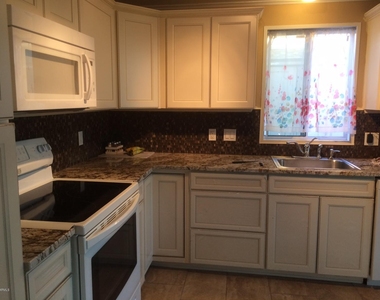 1807 E Augusta Avenue - Photo Thumbnail 5