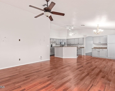 4655 E Villa Maria Drive - Photo Thumbnail 9