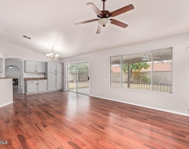 4655 E Villa Maria Drive - Photo Thumbnail 8