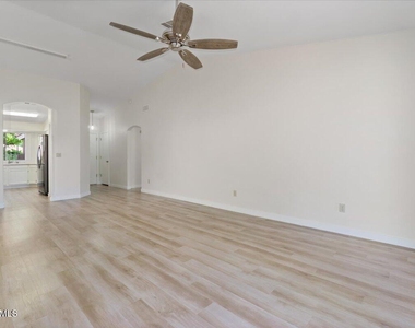 3510 E Hampton Avenue - Photo Thumbnail 12