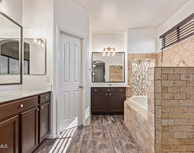11826 N 146th Avenue - Photo Thumbnail 17