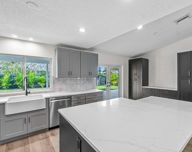 4593 Ellwood Drive - Photo Thumbnail 8