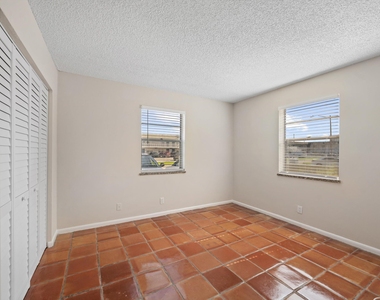 2707 Vandiver Drive - Photo Thumbnail 9