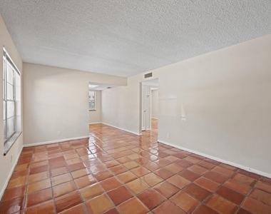 2707 Vandiver Drive - Photo Thumbnail 2