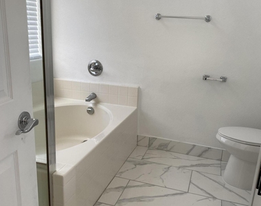 8022 W Salter Drive - Photo Thumbnail 18