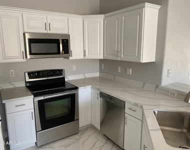 8022 W Salter Drive - Photo Thumbnail 6