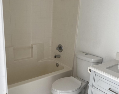 8022 W Salter Drive - Photo Thumbnail 15