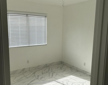 8022 W Salter Drive - Photo Thumbnail 12