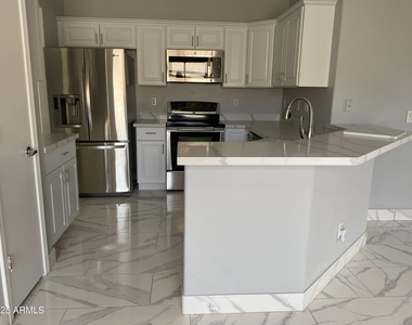 8022 W Salter Drive - Photo Thumbnail 7
