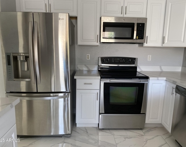 8022 W Salter Drive - Photo Thumbnail 5