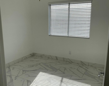 8022 W Salter Drive - Photo Thumbnail 13