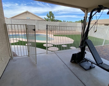 8022 W Salter Drive - Photo Thumbnail 22
