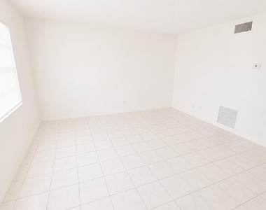 1401 Ne 17th Court - Photo Thumbnail 8
