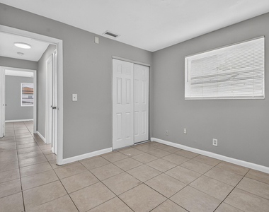 1037 W 28th Street - Photo Thumbnail 18