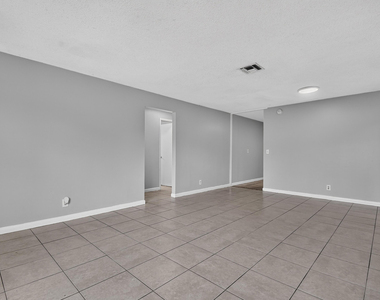 1037 W 28th Street - Photo Thumbnail 5