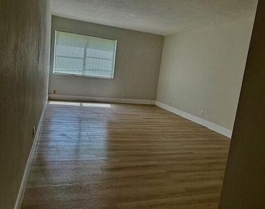 4165 Sw 67th Avenue - Photo Thumbnail 2