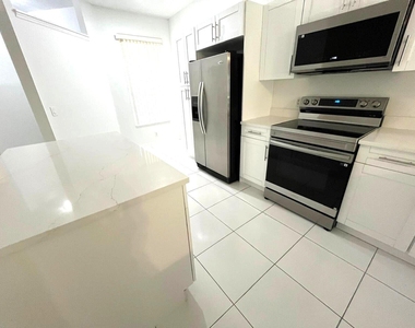 3166 Via Poinciana - Photo Thumbnail 9