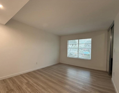 809 W Oakland Park Boulevard - Photo Thumbnail 4