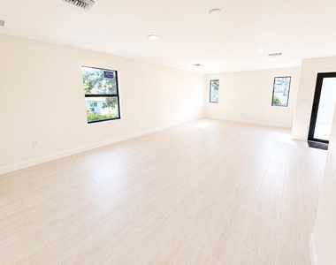 274 Se 9th Avenue - Photo Thumbnail 3