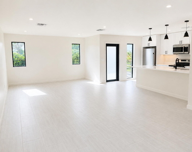 274 Se 9th Avenue - Photo Thumbnail 2