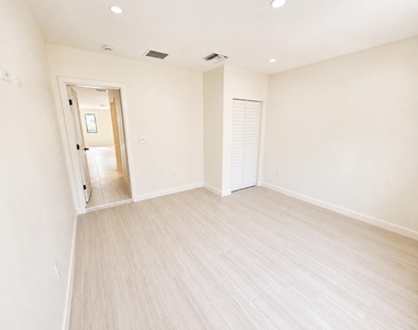 274 Se 9th Avenue - Photo Thumbnail 9