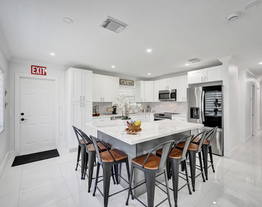 6740 Custer Street - Photo Thumbnail 4