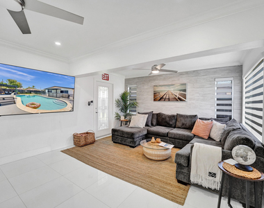 6740 Custer Street - Photo Thumbnail 3