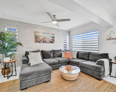 6740 Custer Street - Photo Thumbnail 2