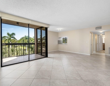 2455 Lindell Boulevard - Photo Thumbnail 3