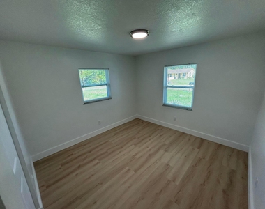 2147 Sibley Avenue - Photo Thumbnail 5